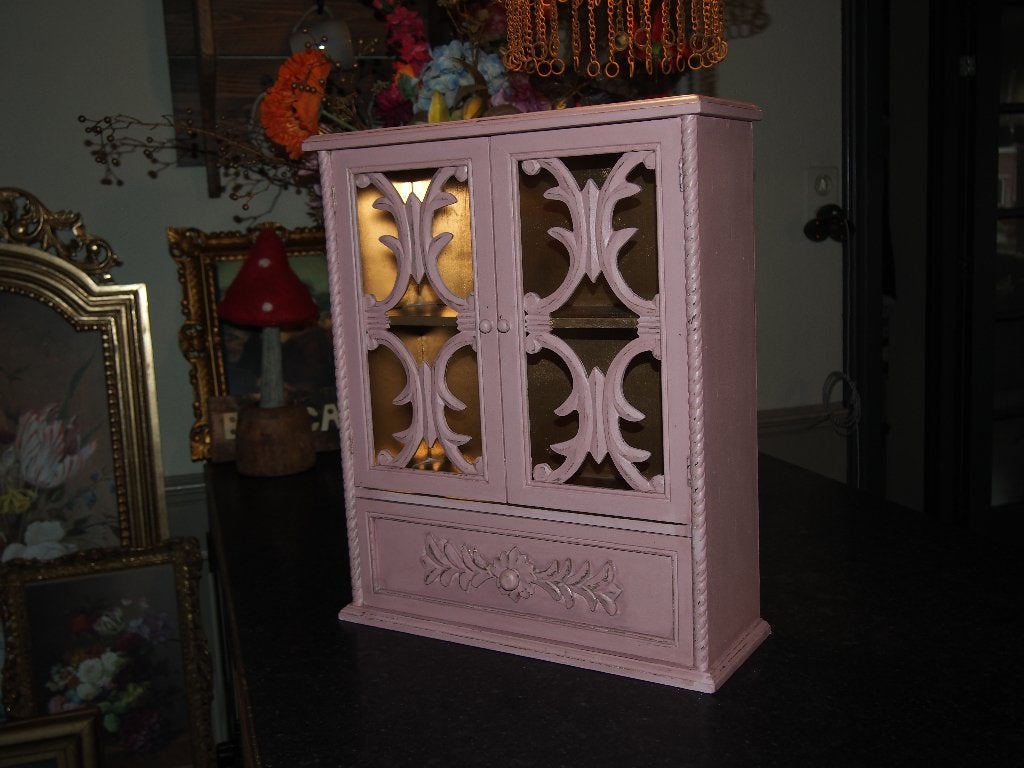 Klein roze vitrinekastje met gouden binnenkant, Huis en Inrichting, Kasten | Vitrinekasten, Overige materialen, Minder dan 50 cm