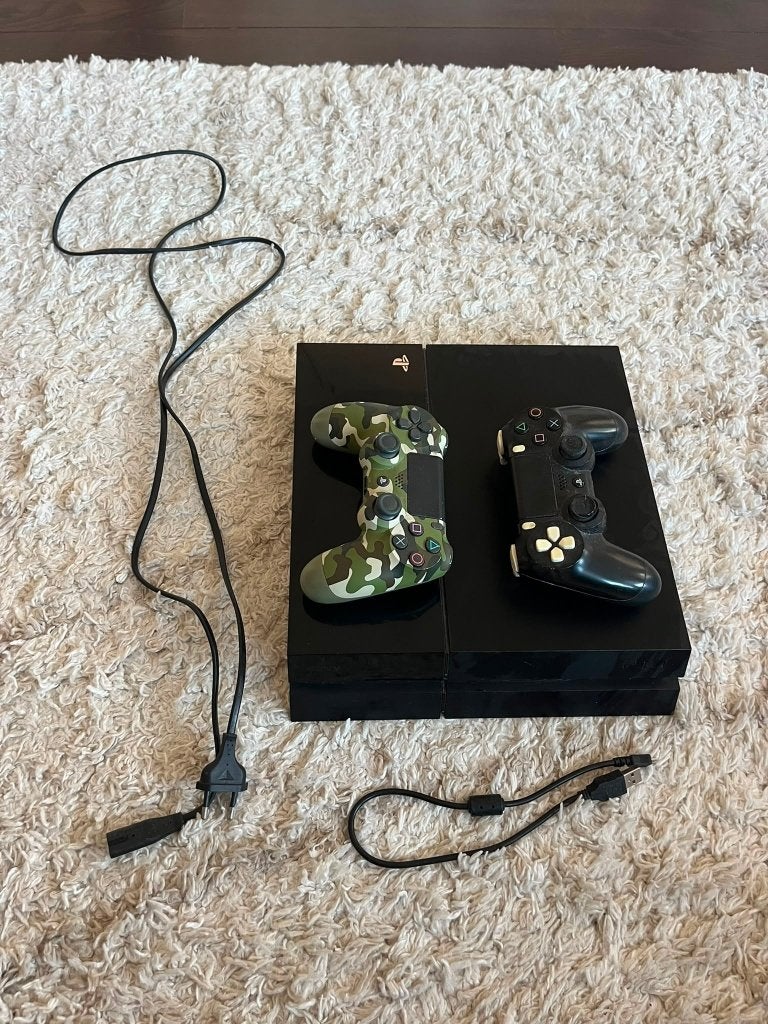 PlayStation 4 met 2 controllers en kabels, Spelcomputers en Games, Games | Sony PlayStation 4, Gebruikt, Vanaf 18 jaar, 1 speler