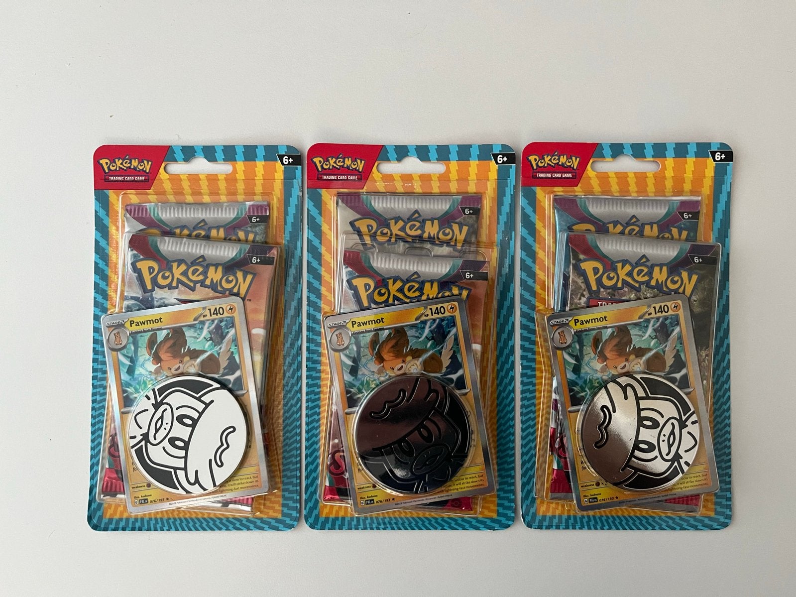 Pokémon TCG Pawmot Promopack met 2 Boosters en Coin, Ophalen of Verzenden, Nieuw, Booster, Foil