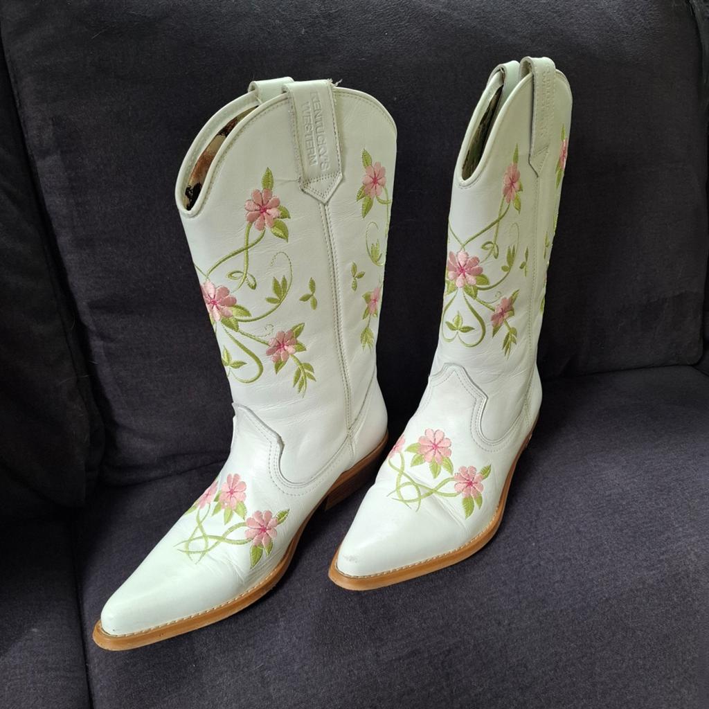 Witte laarzen met geborduurde bloemen. Zo goed als nieuw, Kleding | Dames, Schoenen, Ophalen of Verzenden, Zo goed als nieuw, Wit