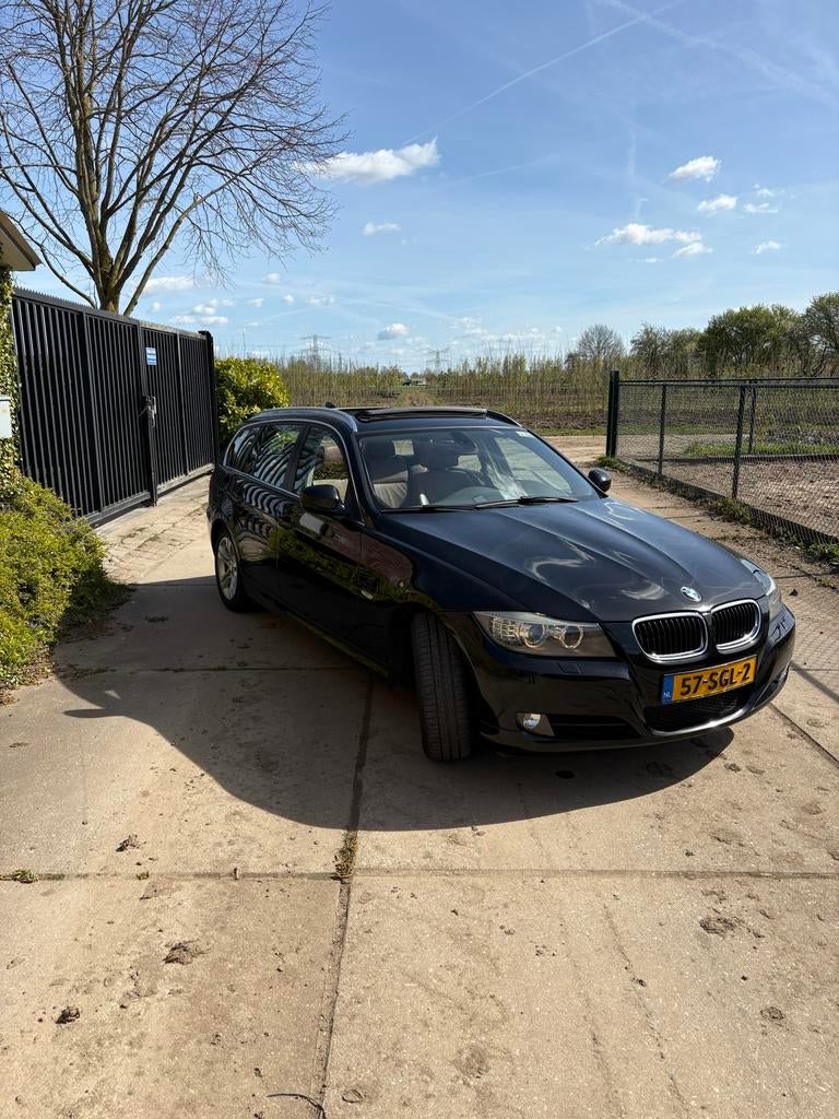 BMW 3-Serie 2.0 I 318 Touring 2011 Zwart, Auto's, 4 cilinders, USB, Zwart, Handgeschakeld