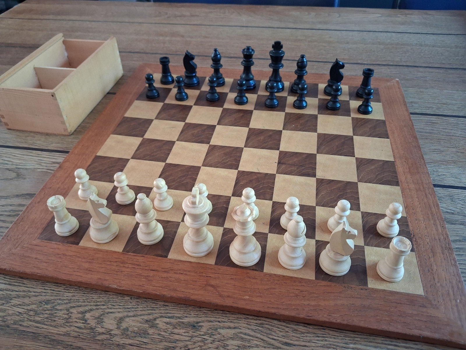 Homas Schaakspel Staunton stukken met houten bord, Ophalen of Verzenden, Minder dan 500 stukjes, Gebruikt, Schaken