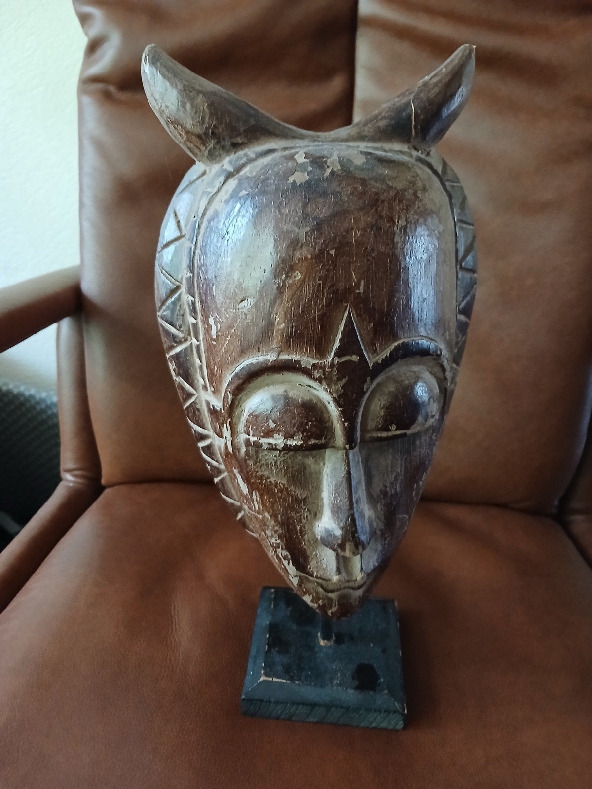 Houten masker op standaard - Afrikaanse kunst, Hout, Bruin, Masker, Ophalen of Verzenden
