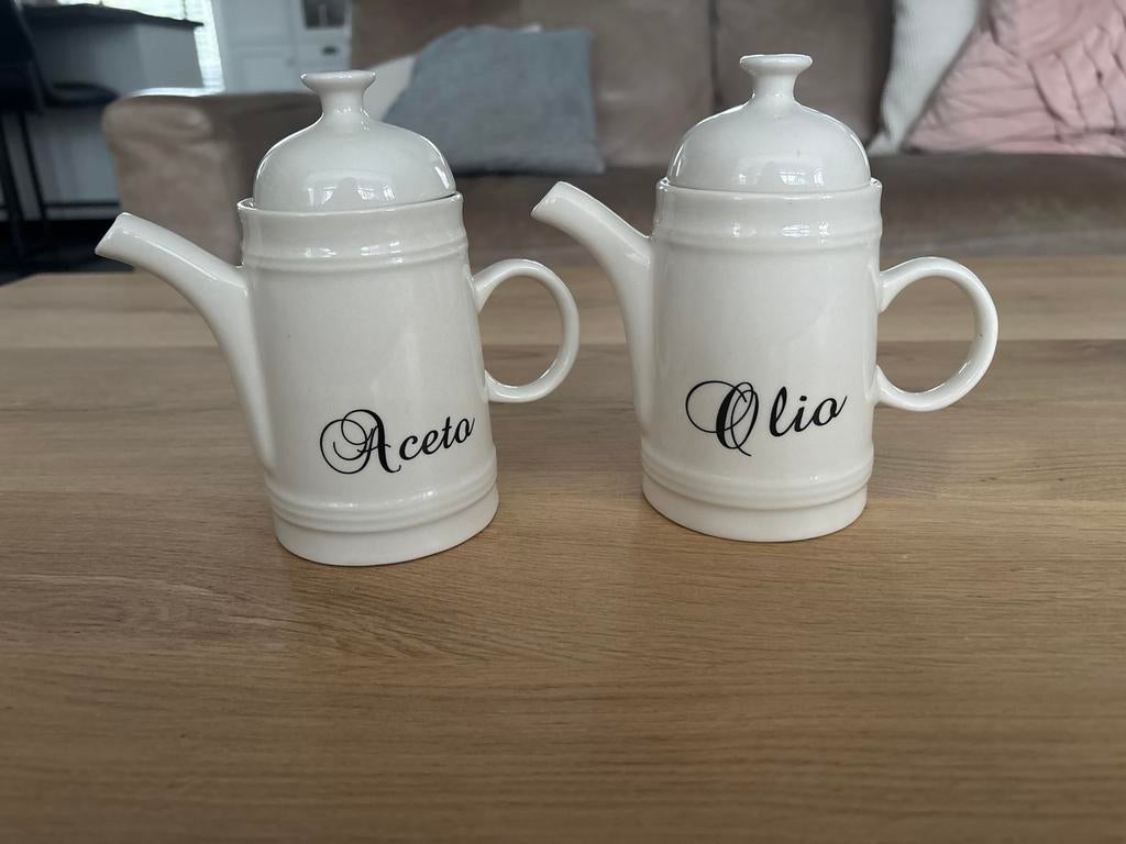 Setje servies kan Riviera Maison olijfolie en azijn flesjes, Ophalen of Verzenden, Gebruikt