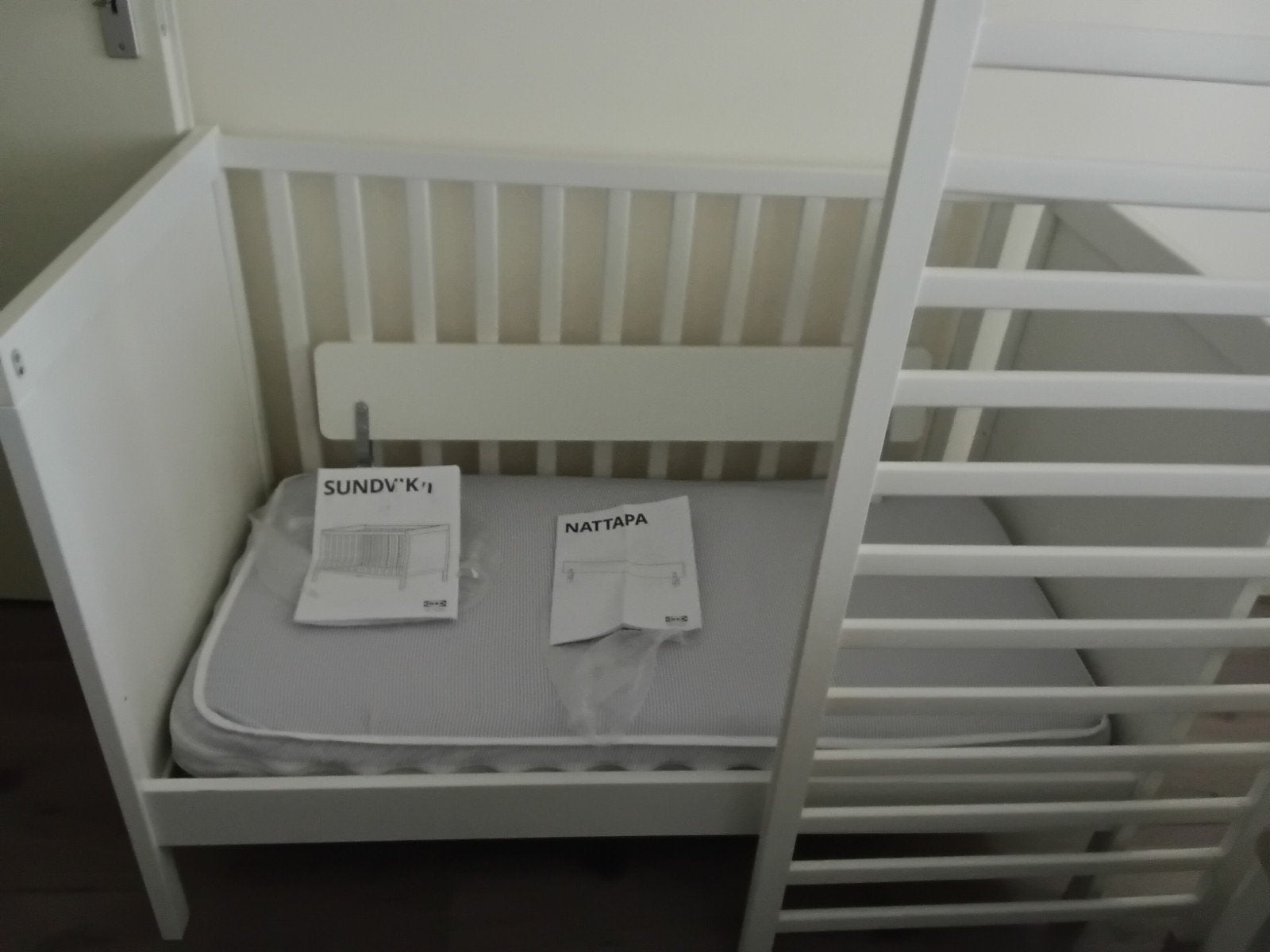 Ikea sundvik ledikant en bedrand nattapa  compleet, Ophalen, Zo goed als nieuw, Ledikant