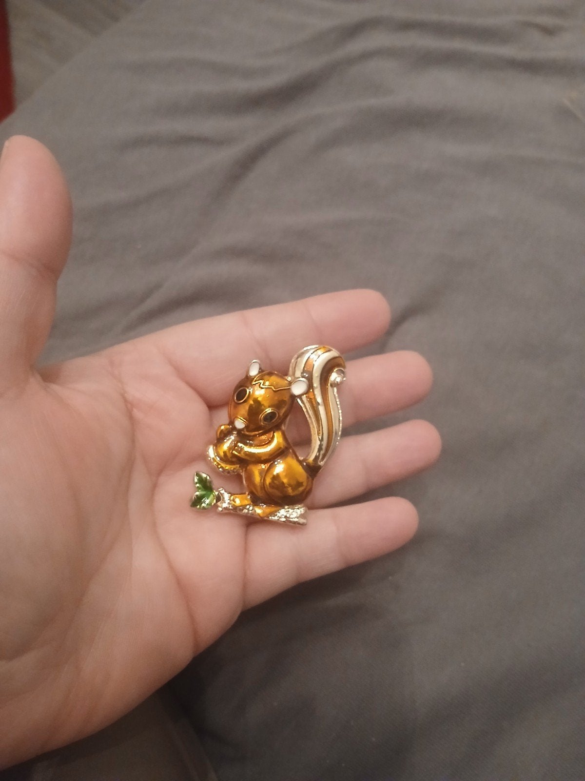 Nieuwe eekhoorn broche, goudkleurig met emaille, Overige materialen, 4 tot 7 cm, Nieuw, Ophalen of Verzenden