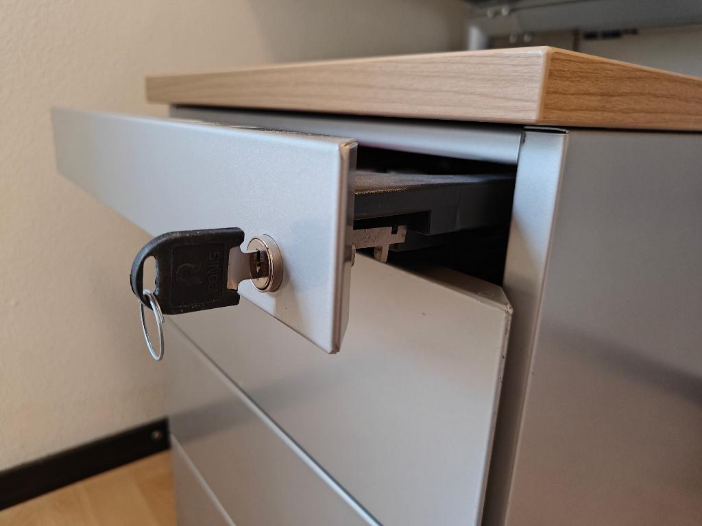 Afsluitbaar stalen ladeblok met sleutel op wielen, Huis en Inrichting, Kasten | Ladekasten, Minder dan 50 cm, Gebruikt, 3 of 4 laden