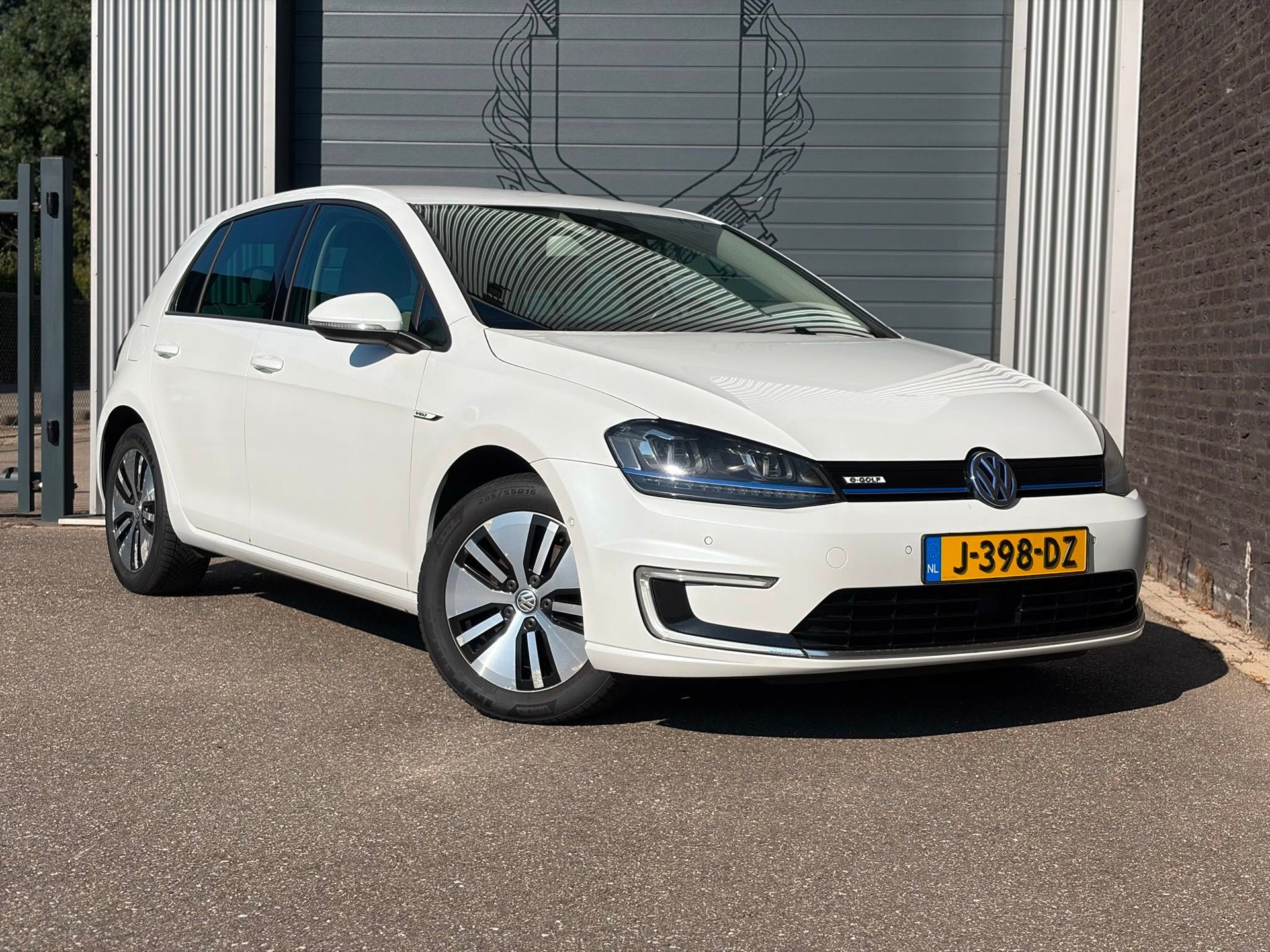 Volkswagen E-Golf E-Golf Automaat|Camera|Ecc, Auto's, Volkswagen, Beige, 116 pk, Wit, Leder