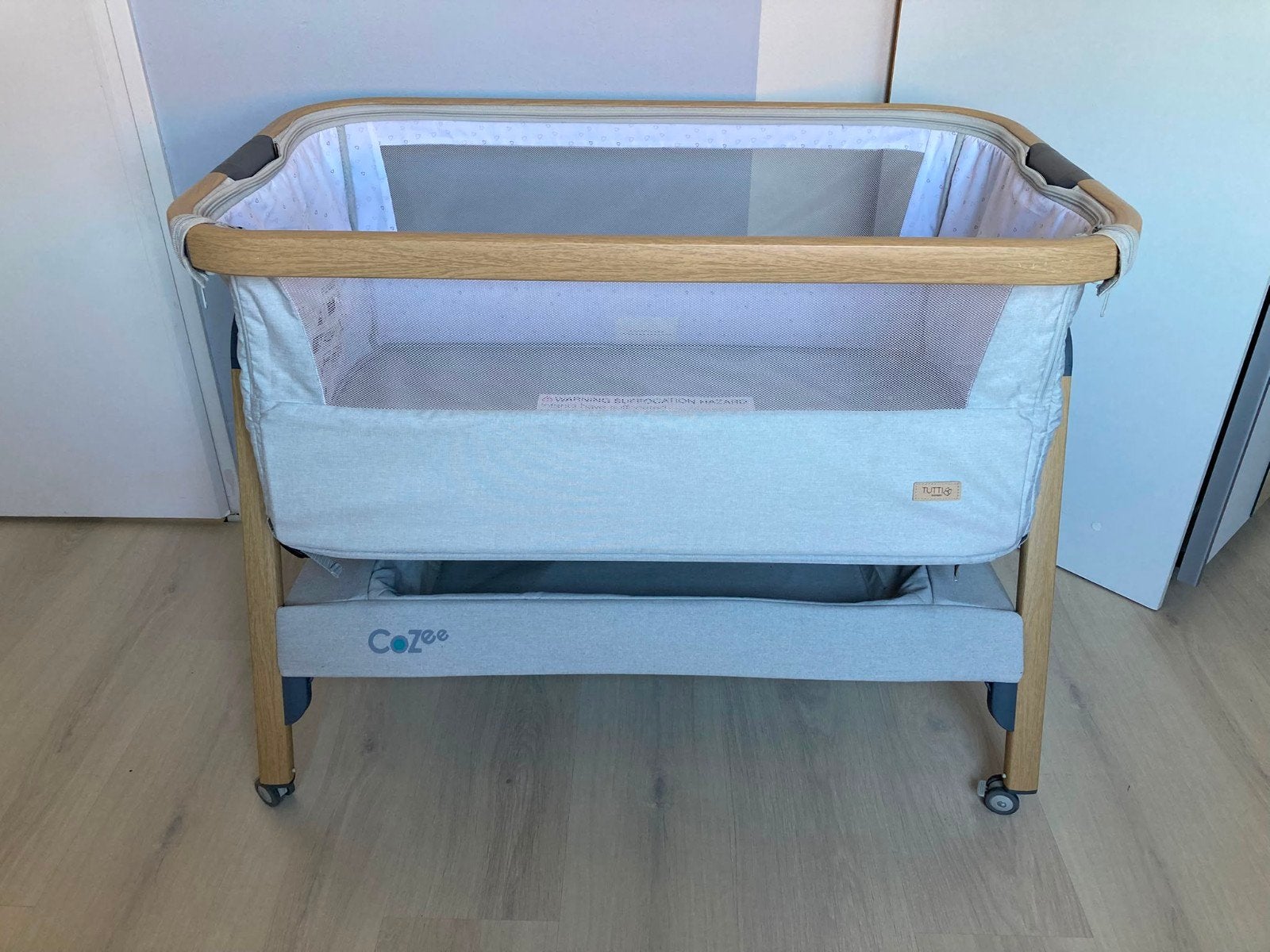 Tutti Bambini CoZee Bedside Crib - Zo goed als nieuw, Ophalen, Zo goed als nieuw, Reisbedje