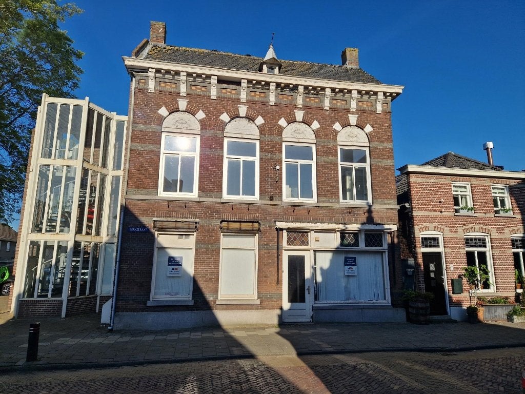 Natuurstenen gevelelementen en raamdorpels., Ophalen