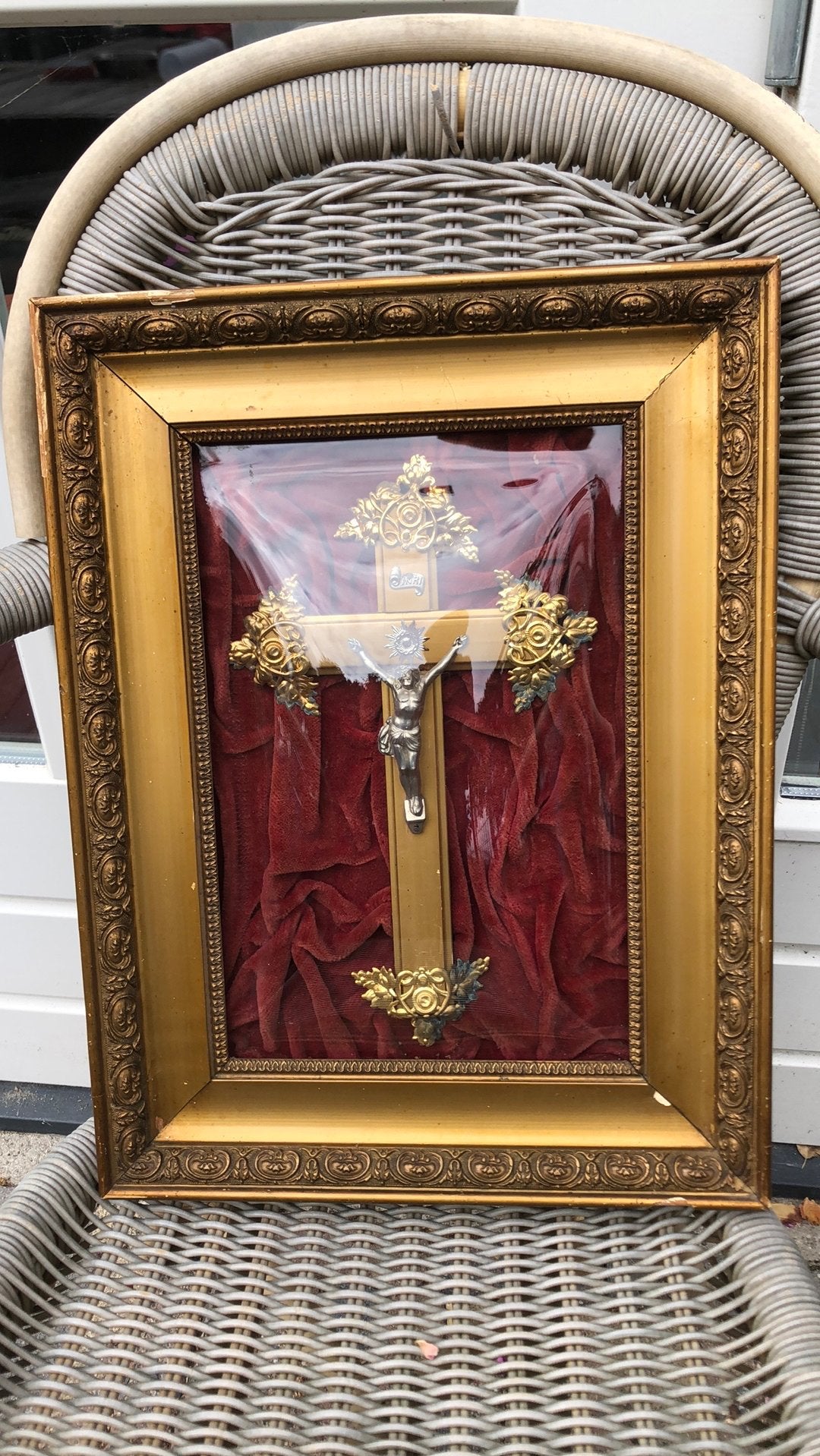Mooi kruisbeeld in bol glas, Antiek en Kunst, Ophalen of Verzenden