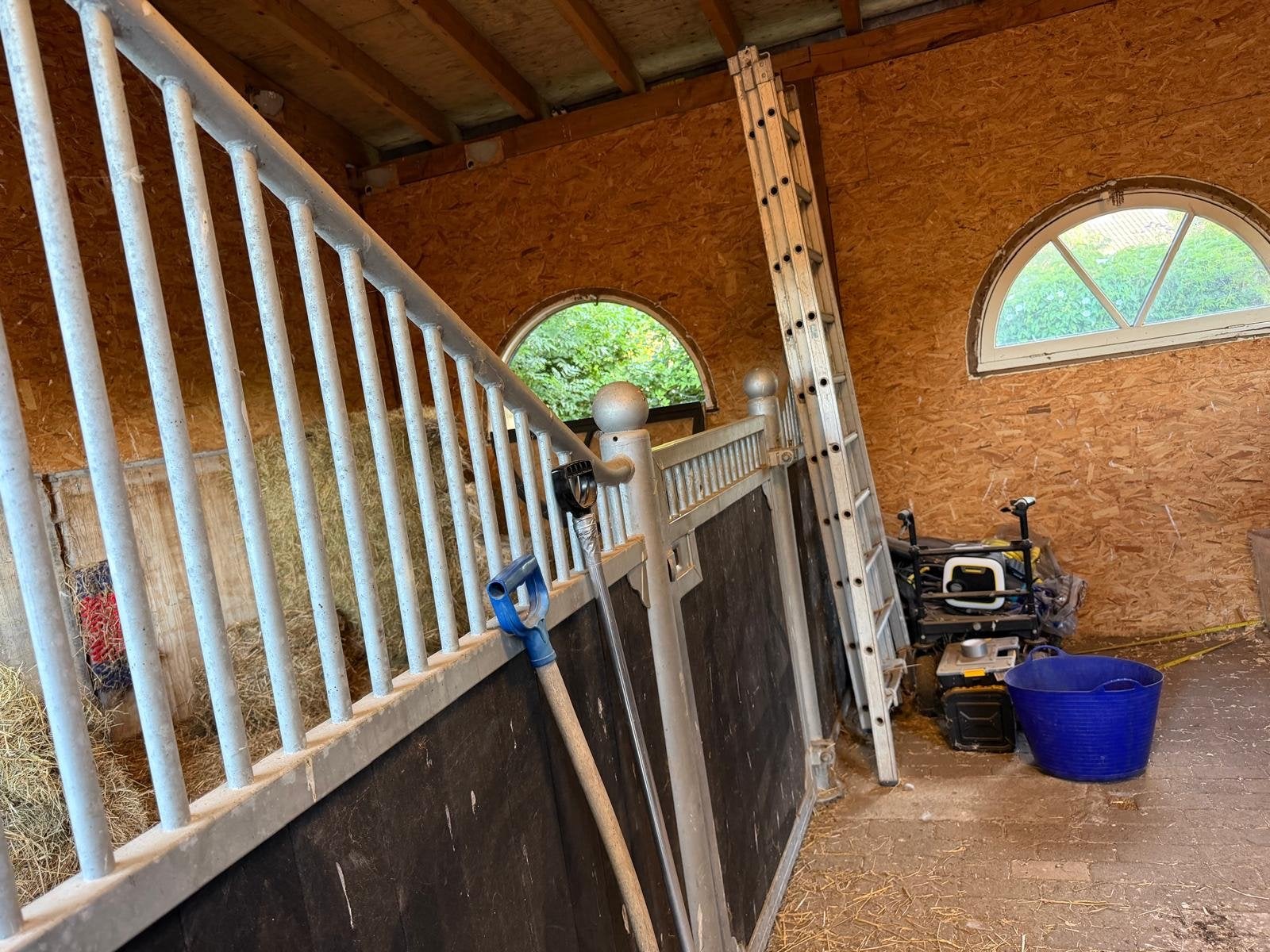Stalwand met loopdeur te koop 2 stuks.   500,- per stuk, Dieren en Toebehoren, Ophalen of Verzenden