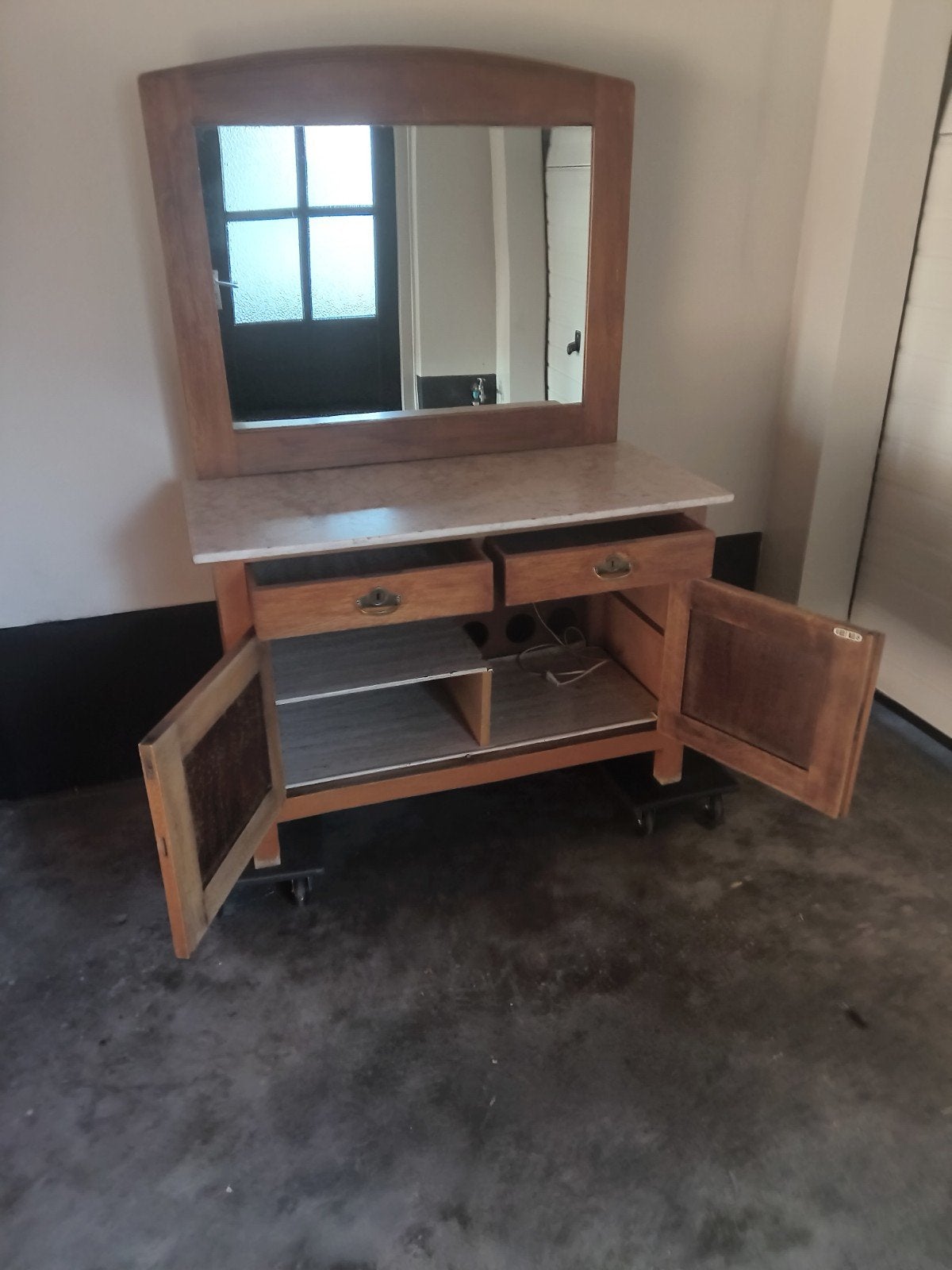 Vintage houten badkamermeubel met spiegel en marmeren blad, Huis en Inrichting, Woonaccessoires | Spiegels, Gebruikt, 100 tot 150 cm