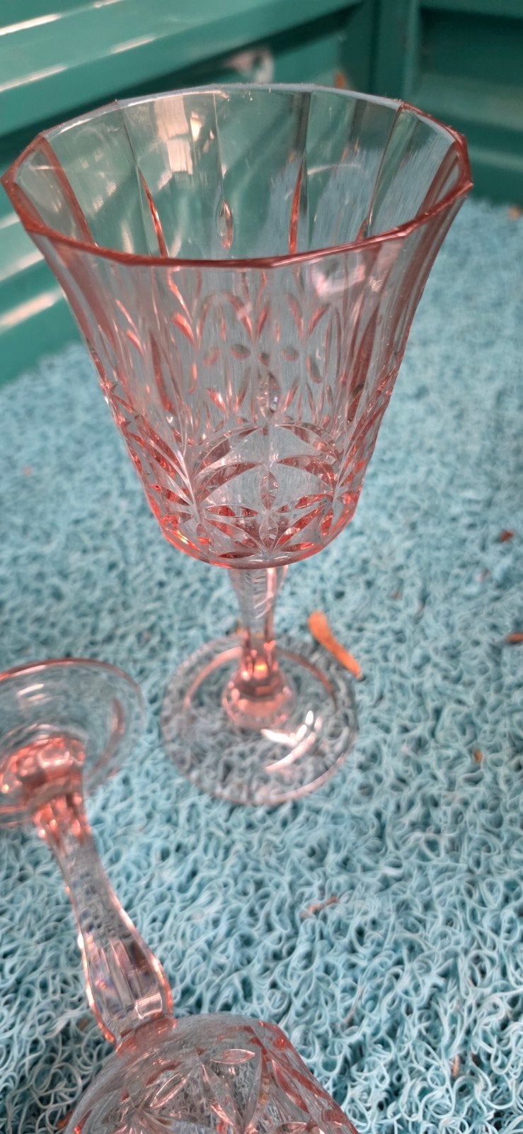 Set van 4 roze kunststof wijnglazen €30,-, Ophalen of Verzenden