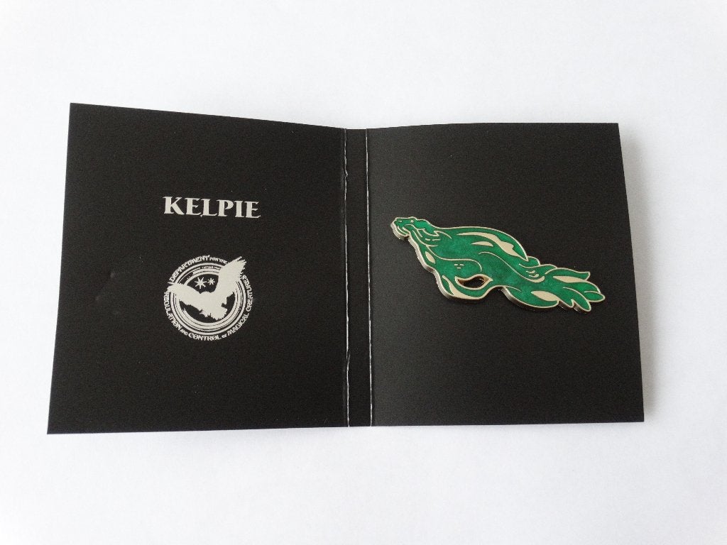 Fantastic Beasts Kelpie Pin | Loot Crate, Ophalen of Verzenden, Nieuw, Overige typen