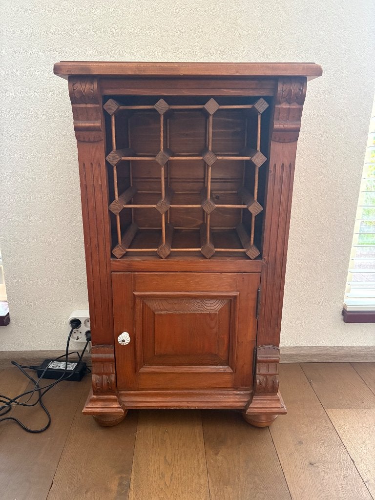 Mooi Geloogd Grenen Wijnkastje model Ankeveen, Antiek en Kunst, Antiek | Meubels | Kasten, Ophalen
