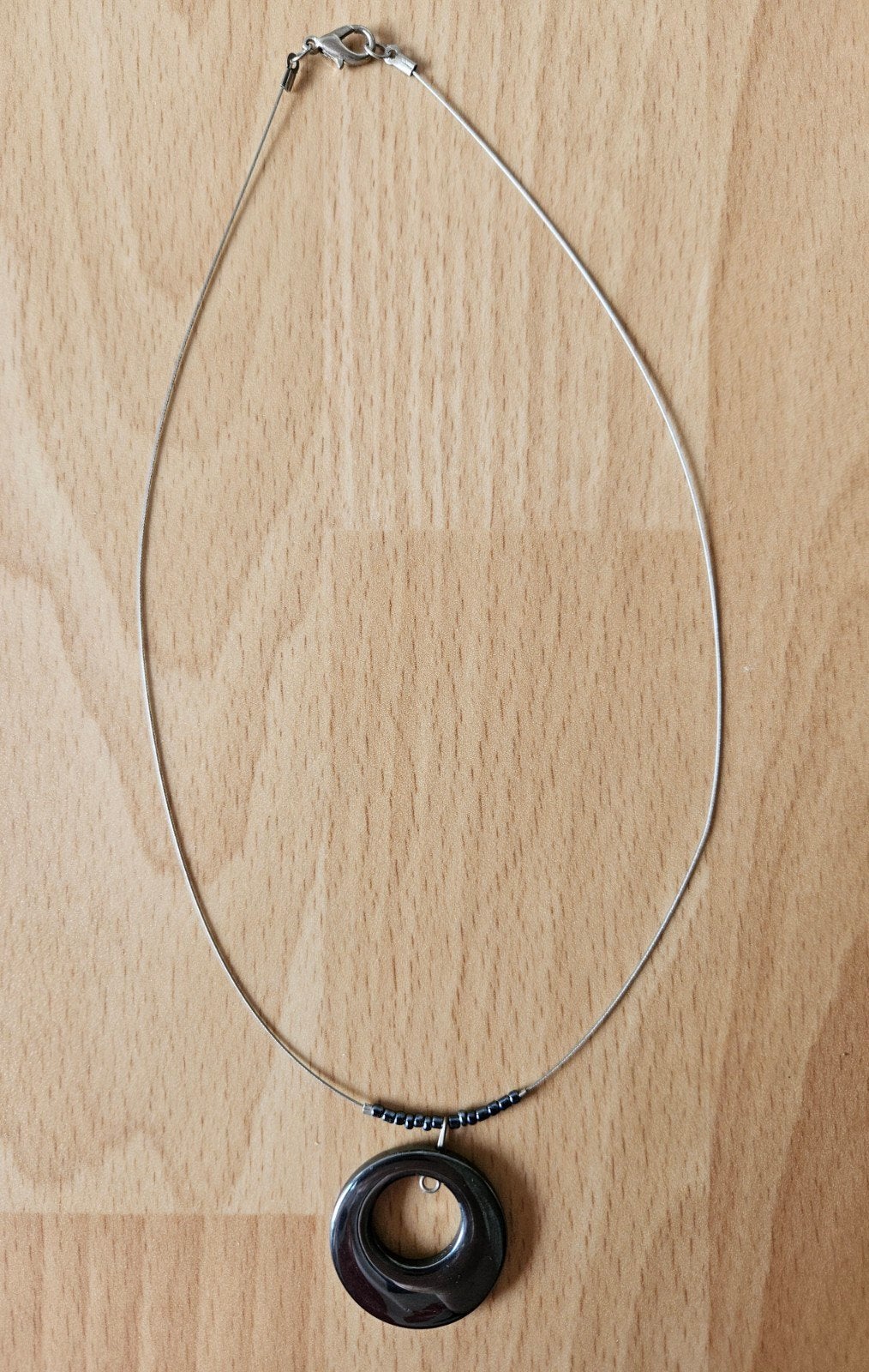 Zwarte open cirkel donut ketting, Sieraden, Tassen en Uiterlijk, Kettingen, Ophalen of Verzenden, Gebruikt, Zwart, Steen of Mineraal