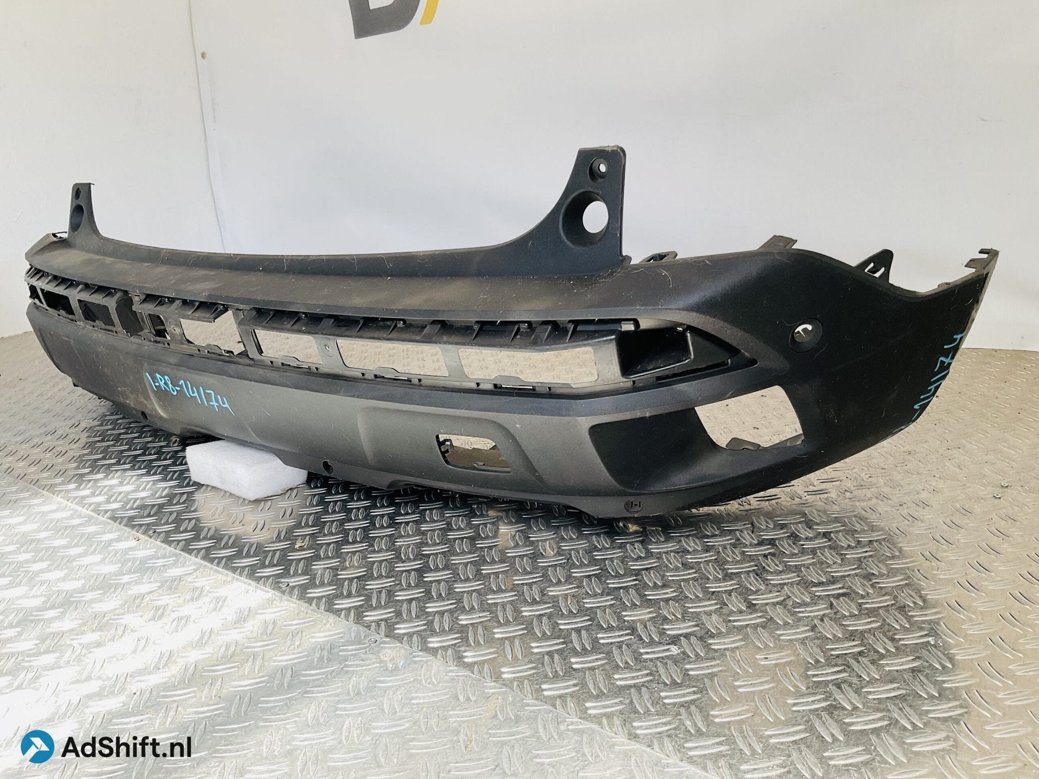 Bumper Peugeot 3008 16-21 4xpdc 9811865077 Achterbumper R8-1, Bumper