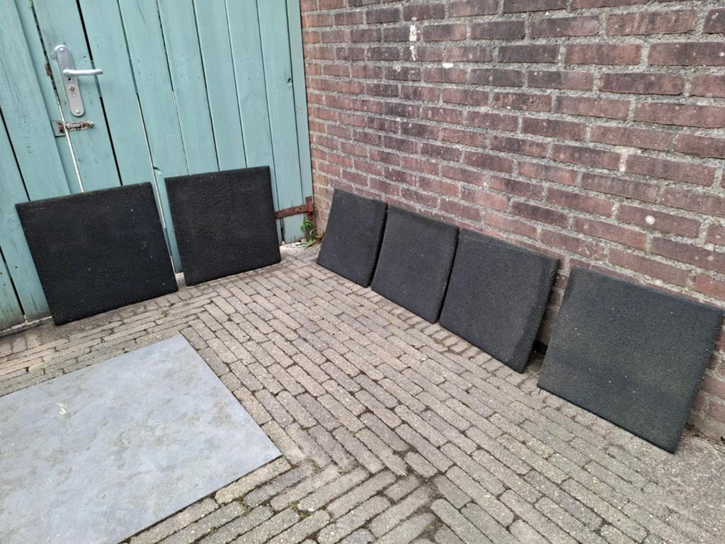 5 Zwarte Rubbertegels (2x 50x50x2,5cm, 3x 40x40x2,5cm), Tuin en Terras, Tegels en Klinkers, Ophalen, Gebruikt, Overige typen, Rubber