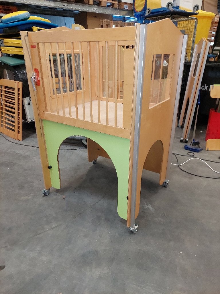Kids-F enkele hoge box / kinderopvangbox (groen), Ophalen of Verzenden, Zo goed als nieuw, Rechthoekig, Wieltjes