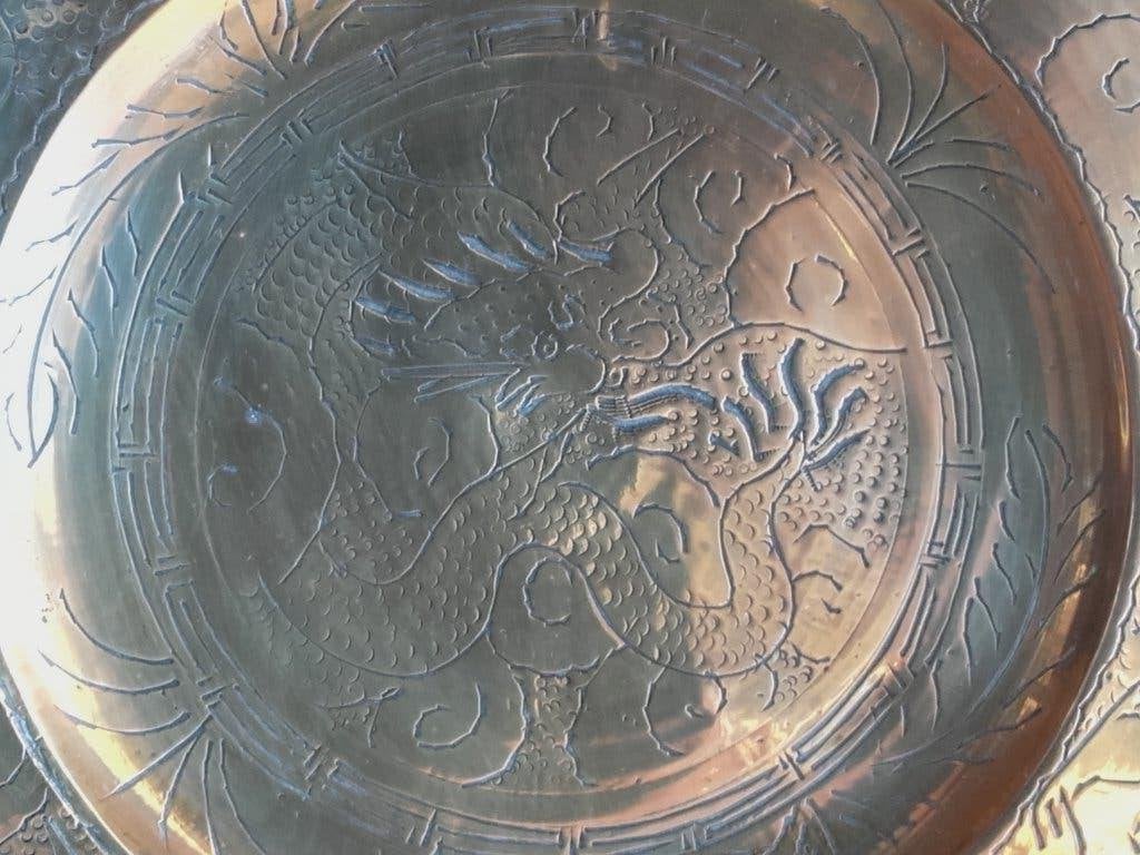 Mooi antiek Chinees bord van bewerkt koper met draken 25 cm., Antiek en Kunst, Ophalen of Verzenden, Handgemaakt