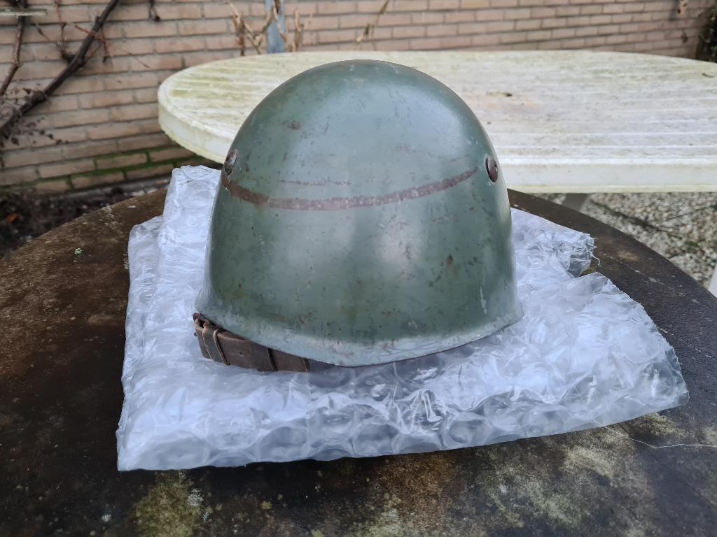 Italiaanse helm m33 ww2 wo2, Ophalen of Verzenden, Overige gebieden, Helm of Baret