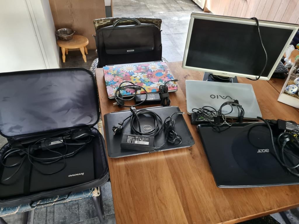 Te koop: partij laptops + accessoires (4 laptops, scherm en, Computers en Software, Windows Laptops, Ophalen of Verzenden, Gebruikt