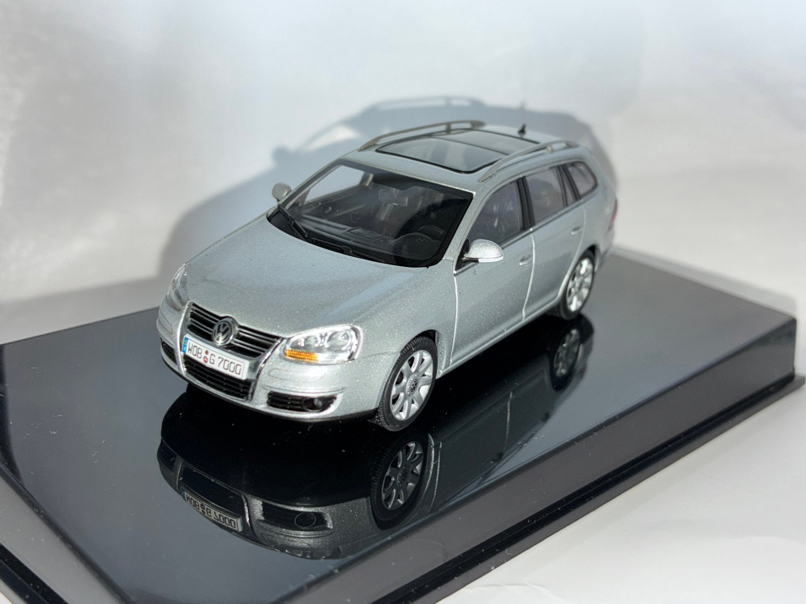 Volkswagen Golf Variant MK5 (Type 1K) 2003 - AUTOArt, Hobby en Vrije tijd, Modelauto's | 1:43, Ophalen of Verzenden, Nieuw, Auto
