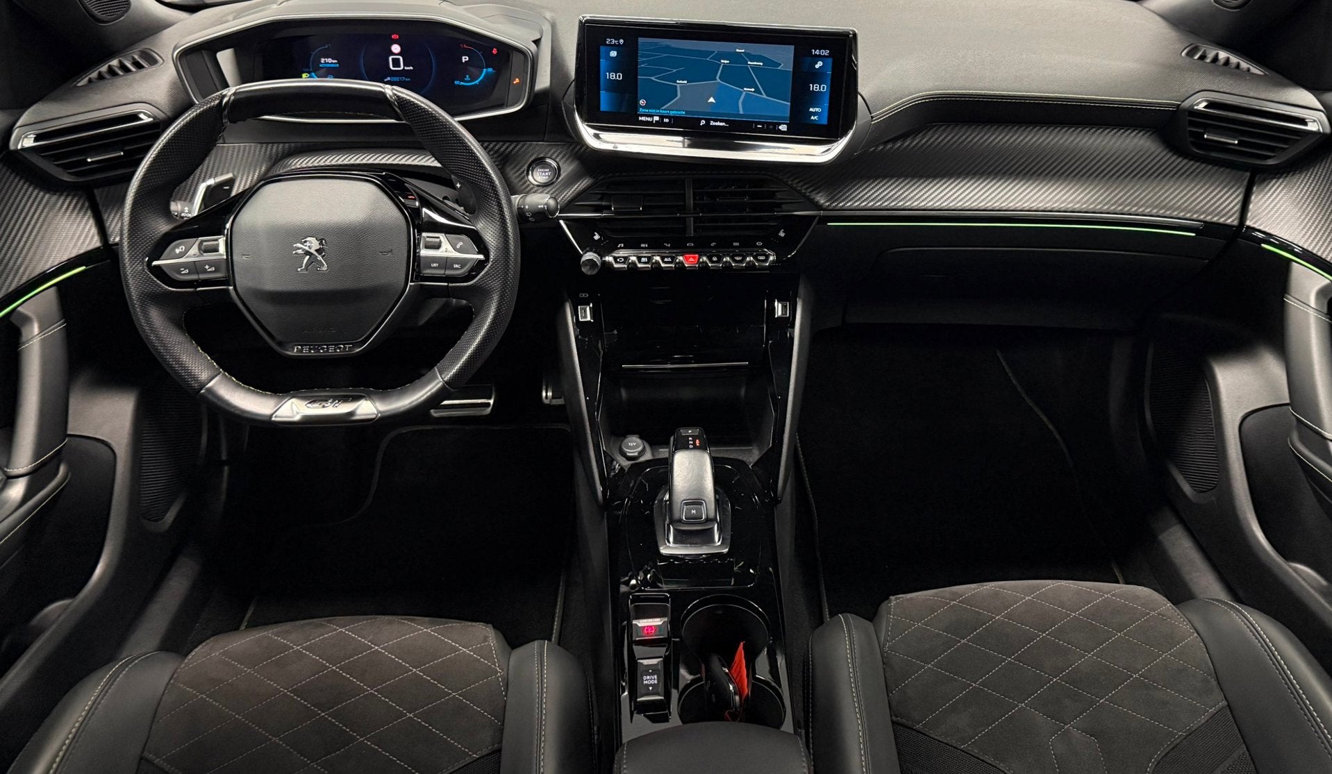 Peugeot 2008 1.2 PureTech GT *Automaat*AdaptiveCruise*Stoelv, Auto's, Gebruikt, Zwart, 1199 cc, Wit