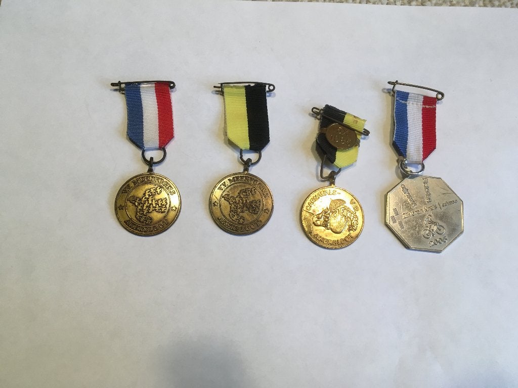 medaille diverse 35 stuks schaatsen fietsen zwemmen partij, Postzegels en Munten, Penningen en Medailles, Ophalen of Verzenden