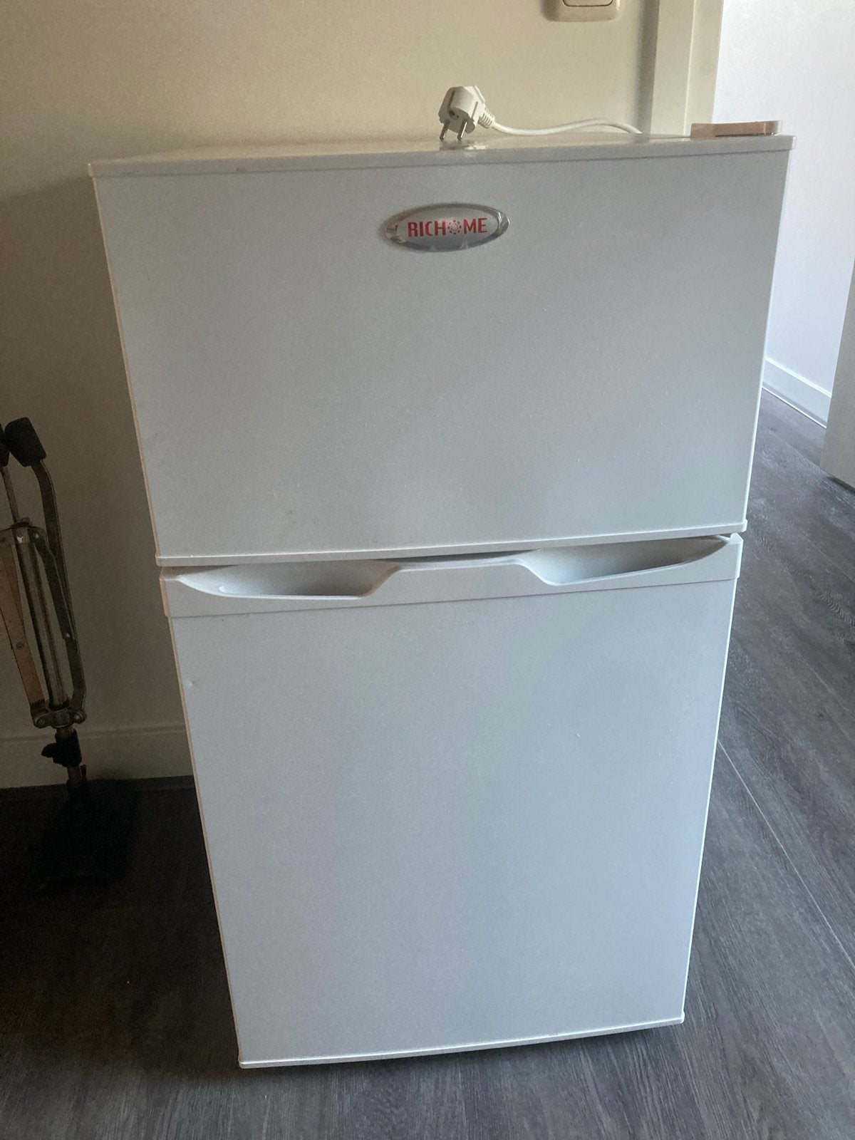 Compacte Rich Me koelkast met vriesvak, Ophalen, Met aparte vriezer, Zo goed als nieuw, Minder dan 85 cm