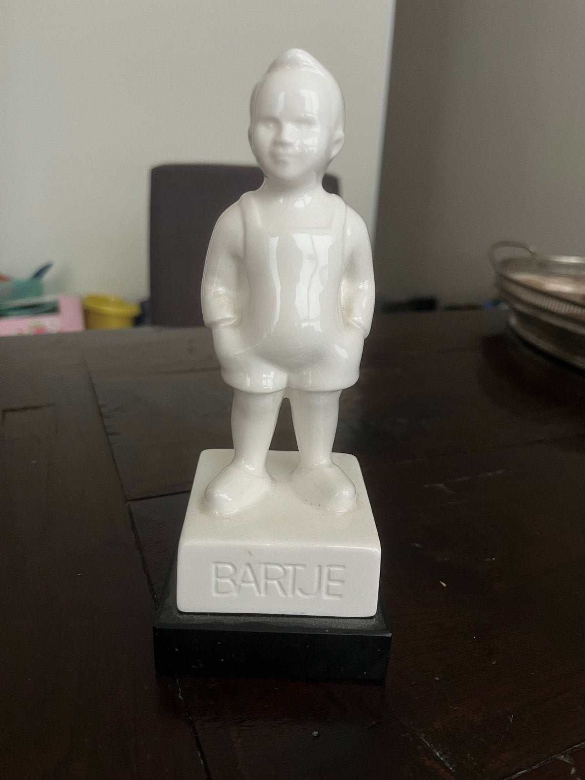 Bartje beeldje - Wit keramiek op zwarte sokkel, Verzamelen, Ophalen of Verzenden, Gebruikt, Mens