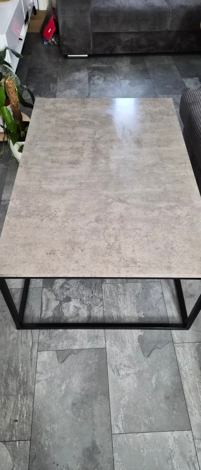 Salontafel JYSK met betonlook blad en metalen frame, Huis en Inrichting, Tafels | Salontafels, 50 tot 100 cm, Modern, Industrieel