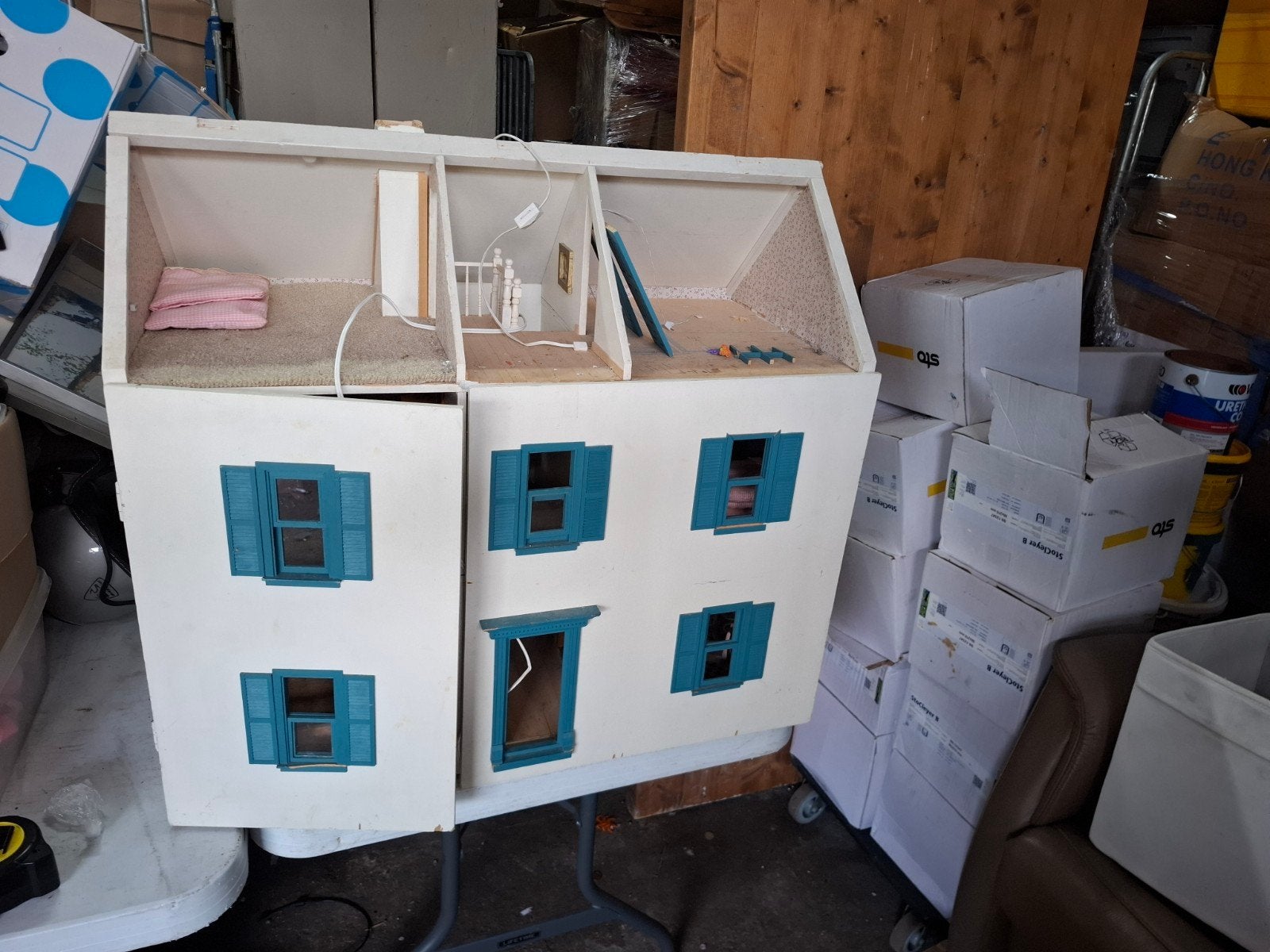 Groot houten poppenhuis met meubels en accessoires, Ophalen, Poppenhuis, Gebruikt, Huis