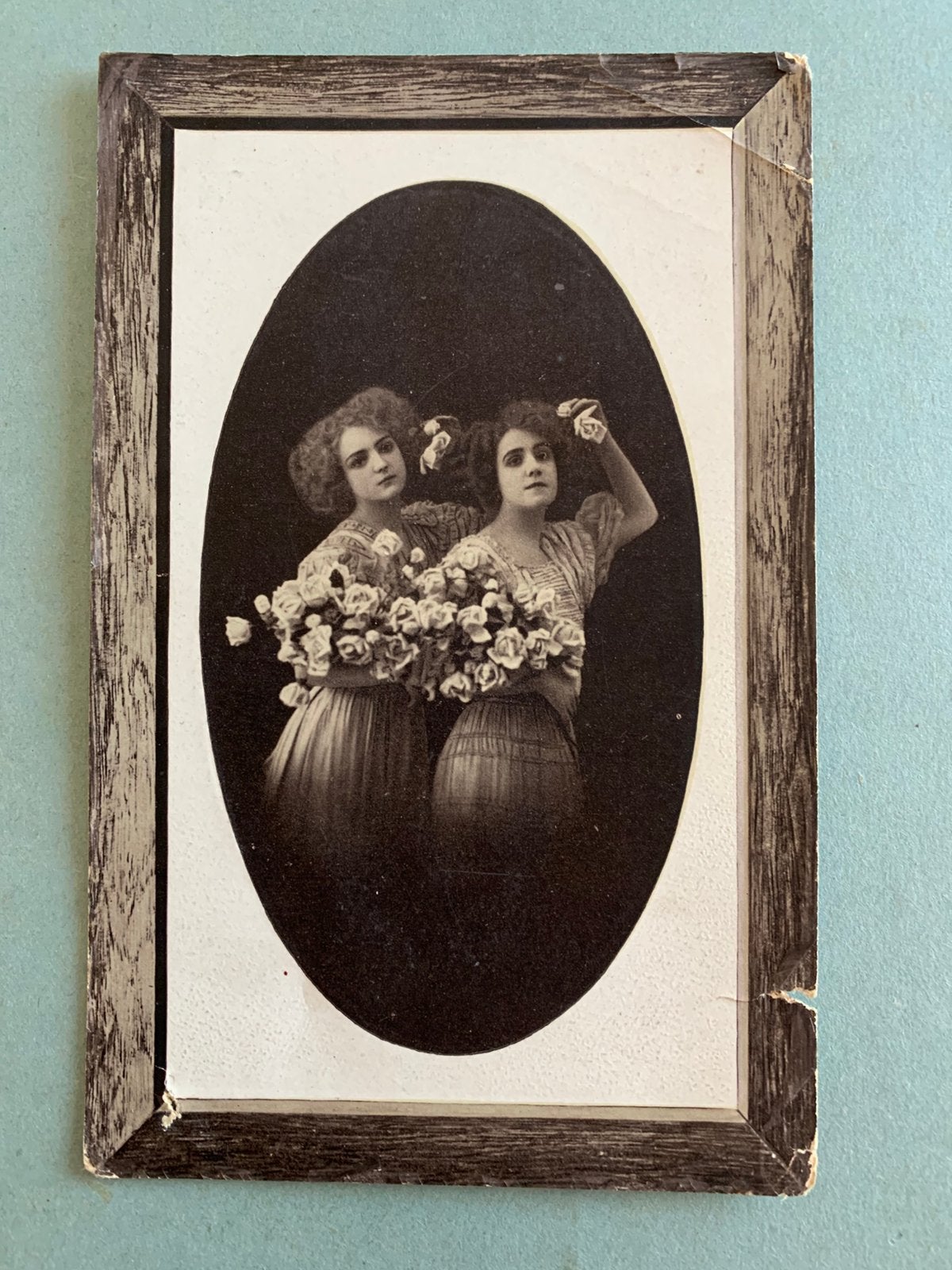 Twee dames met bloemen, Ophalen of Verzenden, Voor 1920, Gelopen, Overige thema's