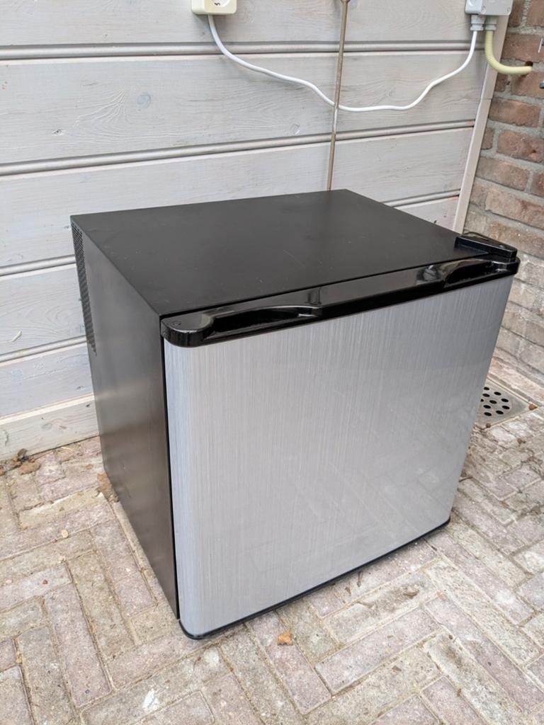 Compacte mini koelkast 50W, 40x45x50cm, Ophalen, Minder dan 75 liter, Zonder vriesvak, Gebruikt