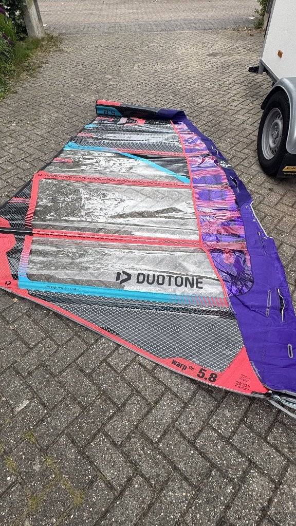 Duotone Warp 2023 - 5.8, Watersport en Boten, Windsurfen, Zo goed als nieuw, Zeil, Duotone, 5 tot 6.5 m², Ophalen