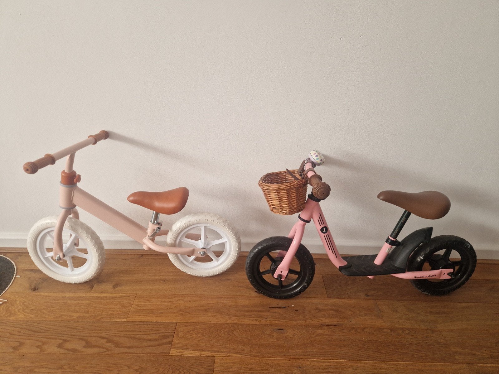 Roze loopfietsen voor kinderen - Set van 2, Kinderen en Baby's, Speelgoed | Buiten | Voertuigen en Loopfietsen, Ophalen, Gebruikt