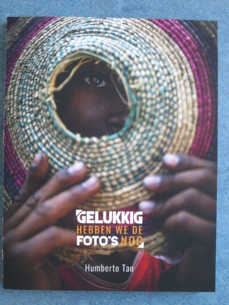 Gelukkig hebben we de fotos nog - Humberto Tan, Boeken, Ophalen of Verzenden, Zo goed als nieuw, Overige onderwerpen, Humberto Tan