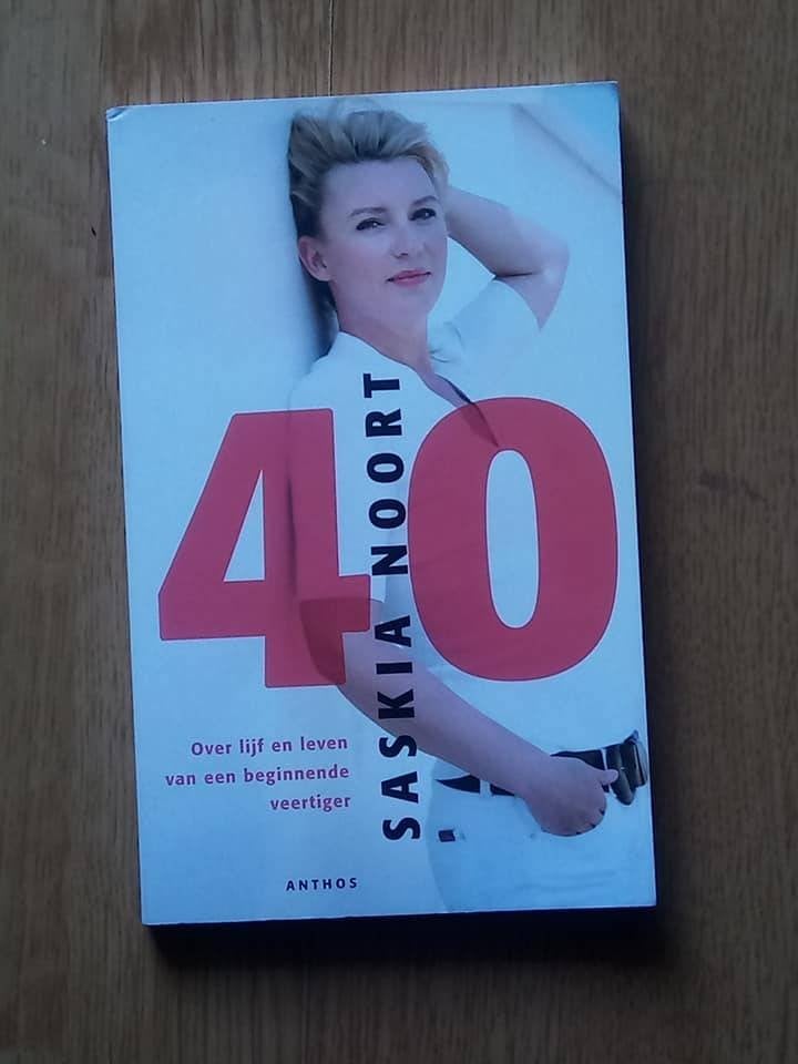 40 Over lijf en leven van een beginnende 40er - Saskia Noort, Ophalen of Verzenden, Zo goed als nieuw, Saskia Noort, Nederland