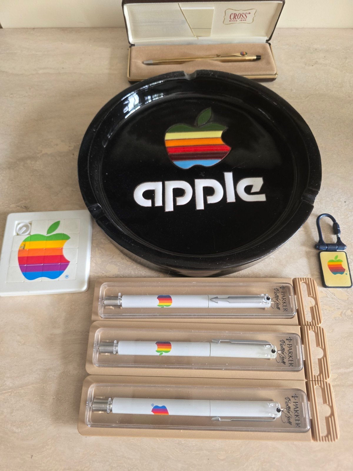 Vintage Apple verzameling: pennen, asbak, sleutelhanger, Pennenset, Parker, Ophalen of Verzenden, Met reclame