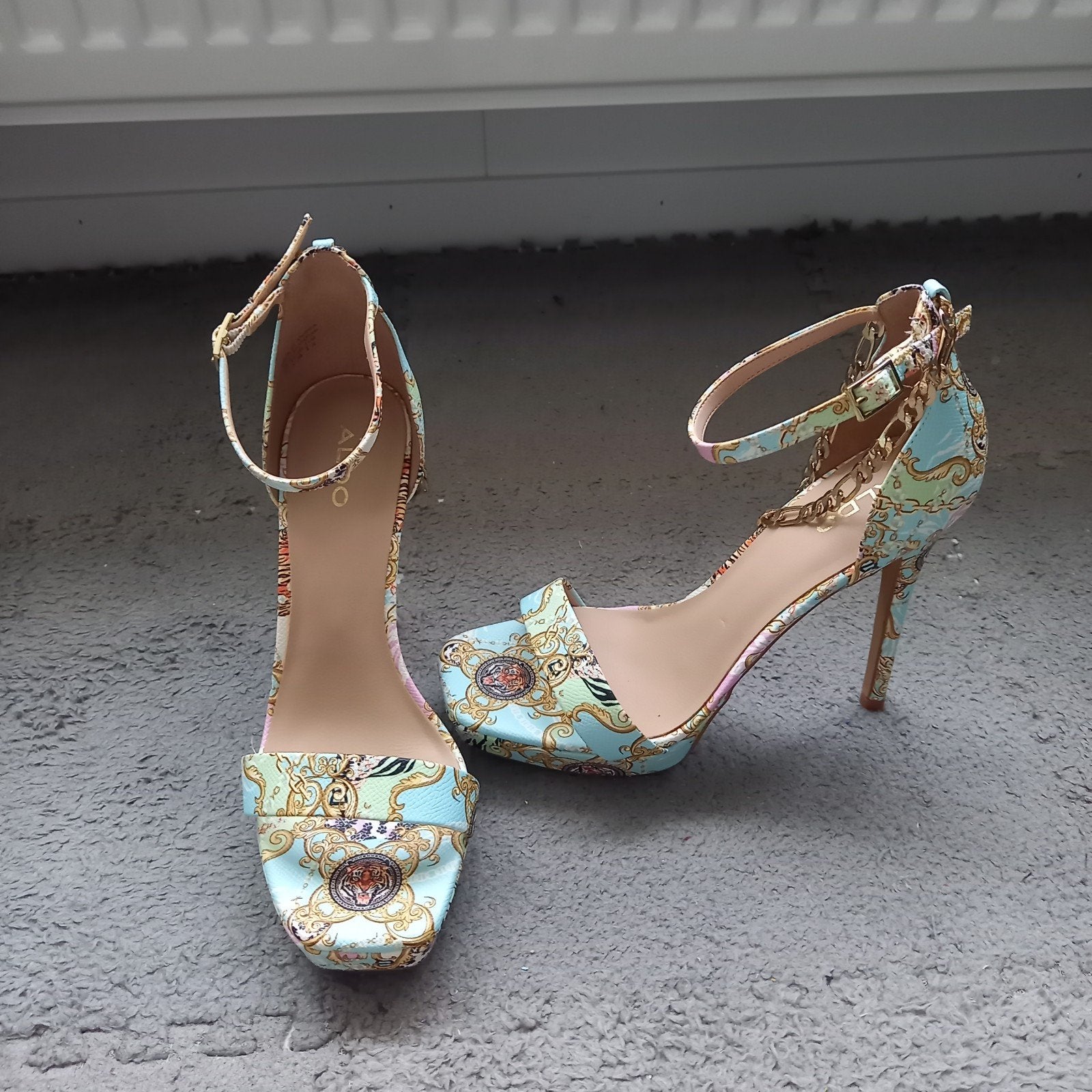 Aldo Sandalen met Hoge Hak - Blauw/Goud Barok Print, Ophalen, Blauw, Nieuw, Schoenen met hoge hakken