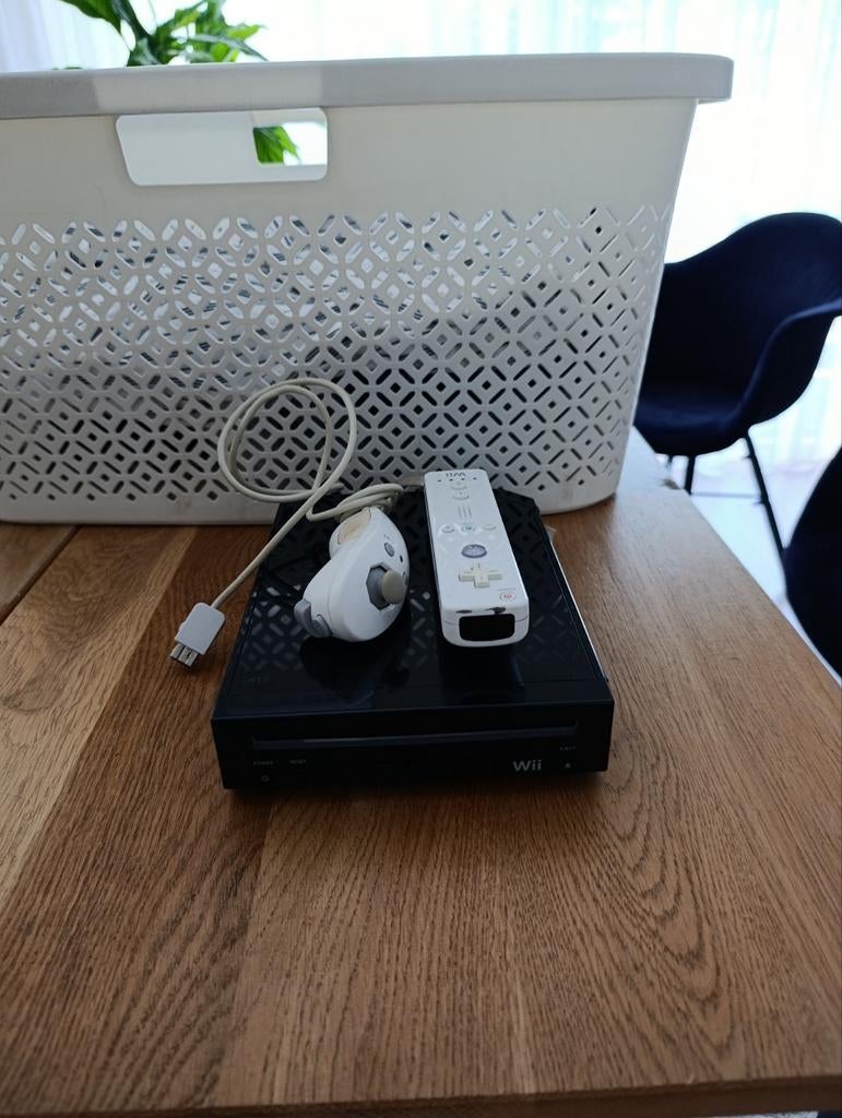 Wii zwart + witte remote en nunchuk, Spelcomputers en Games, Spelcomputers | Nintendo Wii, Gebruikt, Met 1 controller, Met games