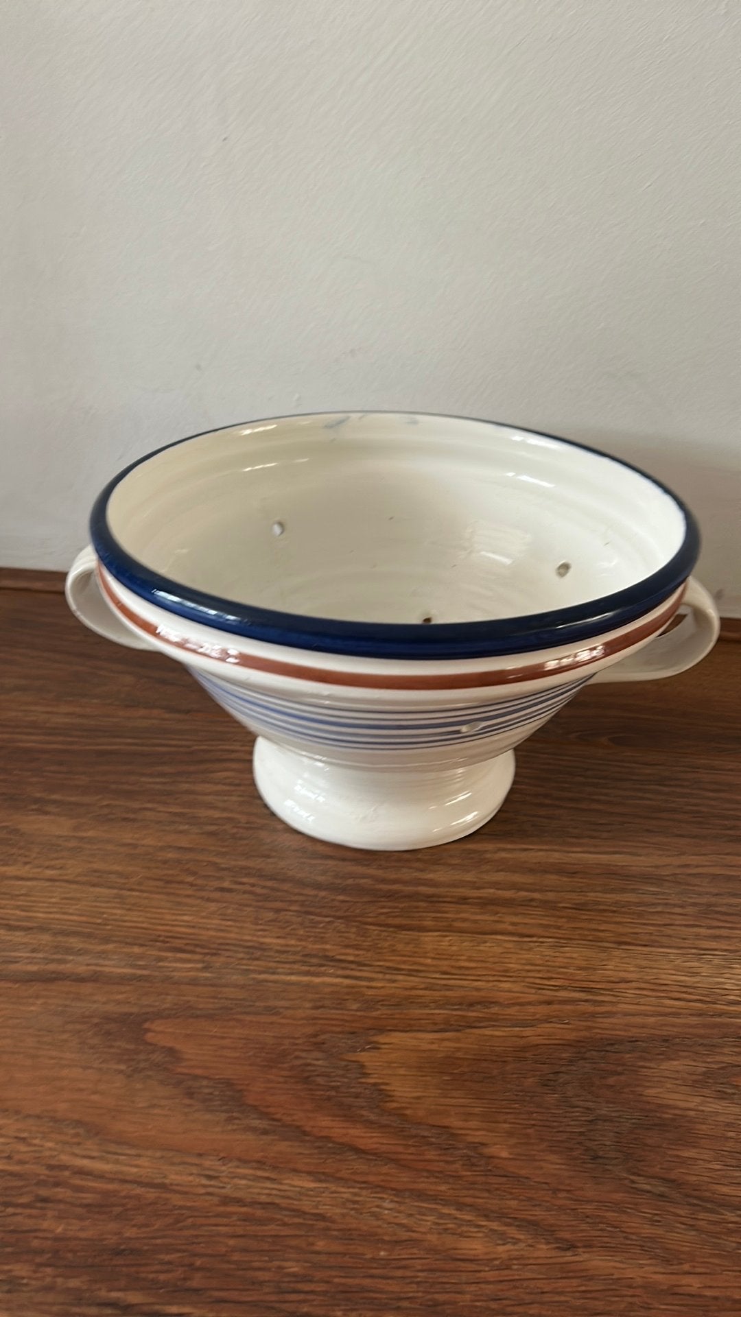 Grote aardewerk vergiet, handbeschilderd en authentiek., Huis en Inrichting, Keuken | Servies, Vintage, Ophalen of Verzenden, Zo goed als nieuw