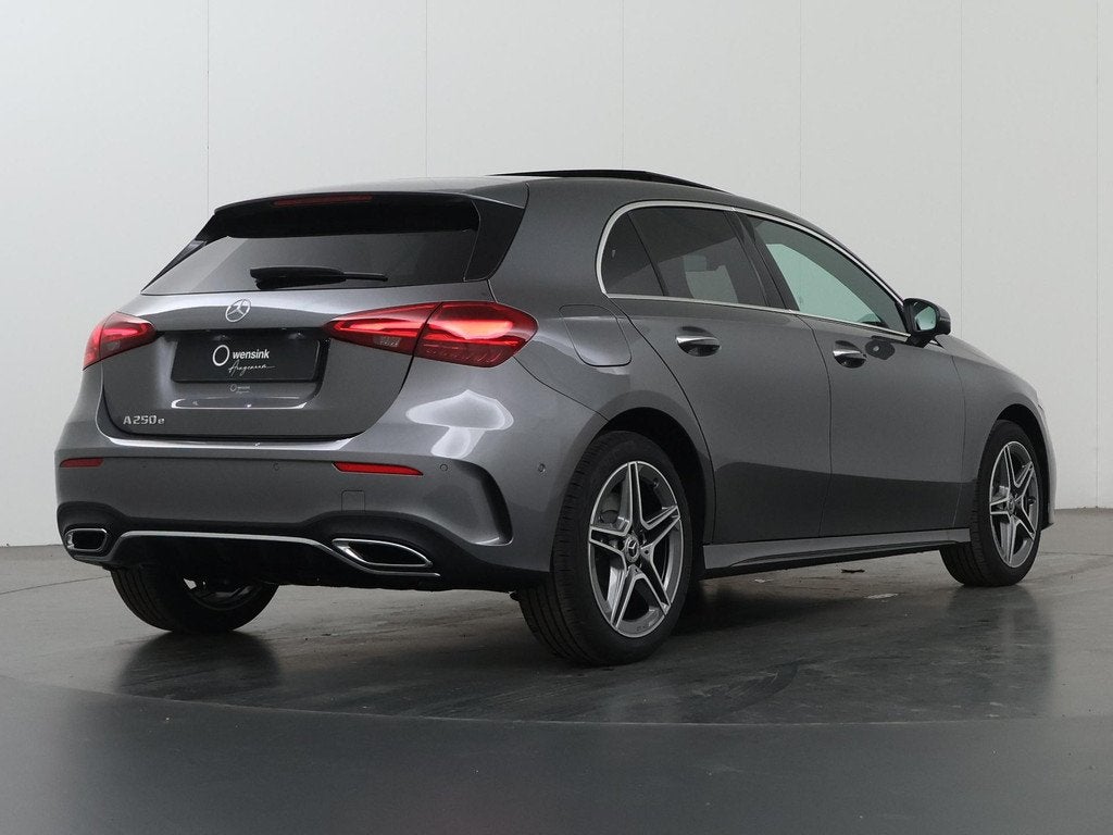 Mercedes-Benz A-Klasse 250e Business Solution AMG | Panorama, Auto's, Mercedes-Benz, 4 cilinders, 163 pk, Plug-in hybride, Bedrijf