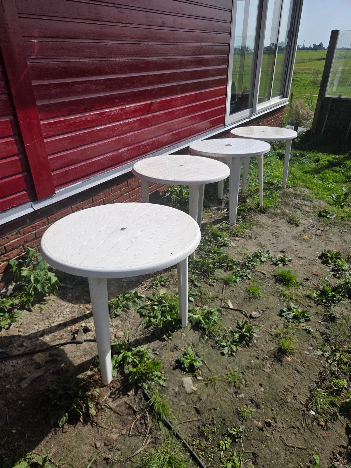 4 gebruikte ronde kunststof tafels, Tuin en Terras, Ophalen of Verzenden, Gebruikt, Rond, Kunststof