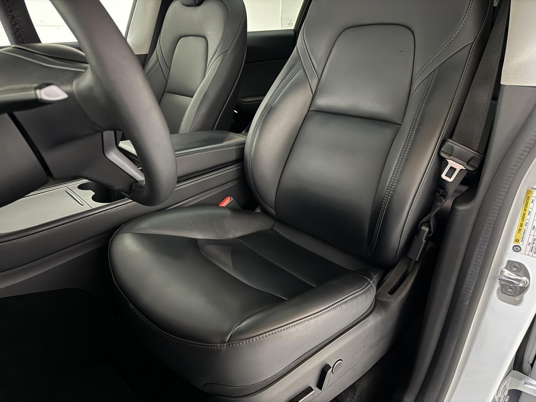 Foto 20 van Tesla Model Y RWD 58 kWh 92% SOH Black Edition Trekhaak FSD