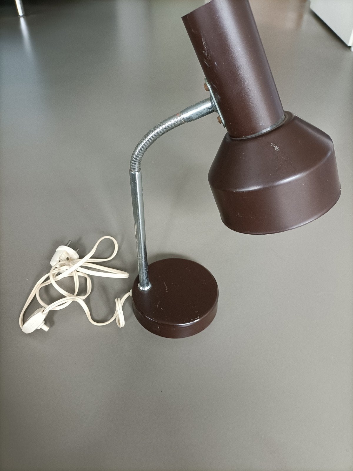 Vintage bruine bureaulamp met flexibele arm, Huis en Inrichting, Bureaulamp, Gebruikt, Vintage, Met stekker