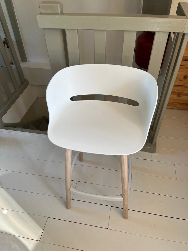 Fraaie witte barkruk met houten poten, 60 tot 90 cm, Zo goed als nieuw, 1 kruk, Ophalen