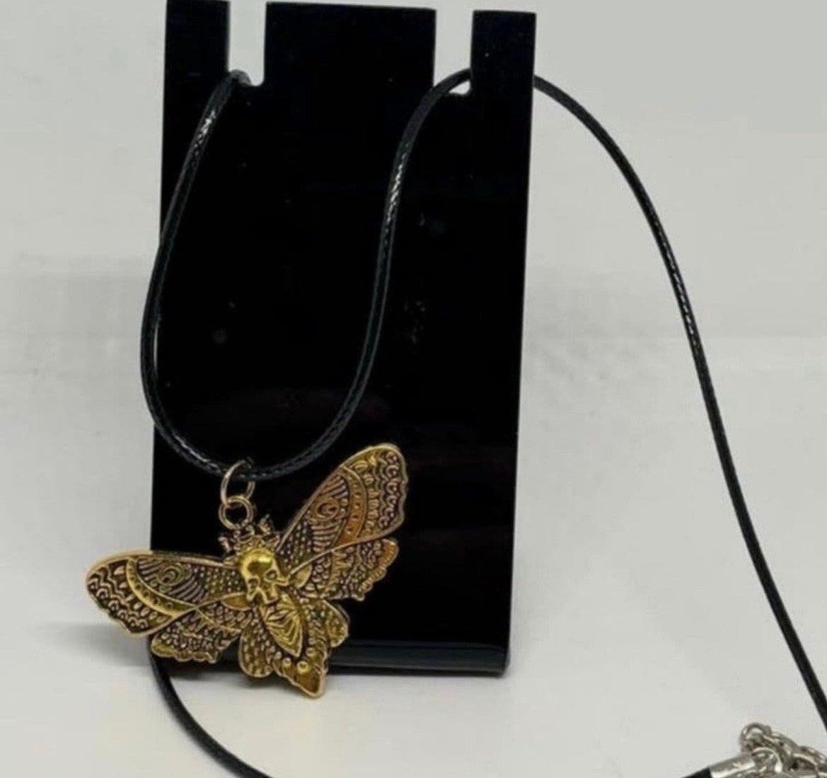 Nieuwe Goudkleurige Doodskop Mot Hanger Ketting, Nieuw, Ophalen of Verzenden, Goud, Overige materialen